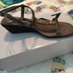 Women’s sandals